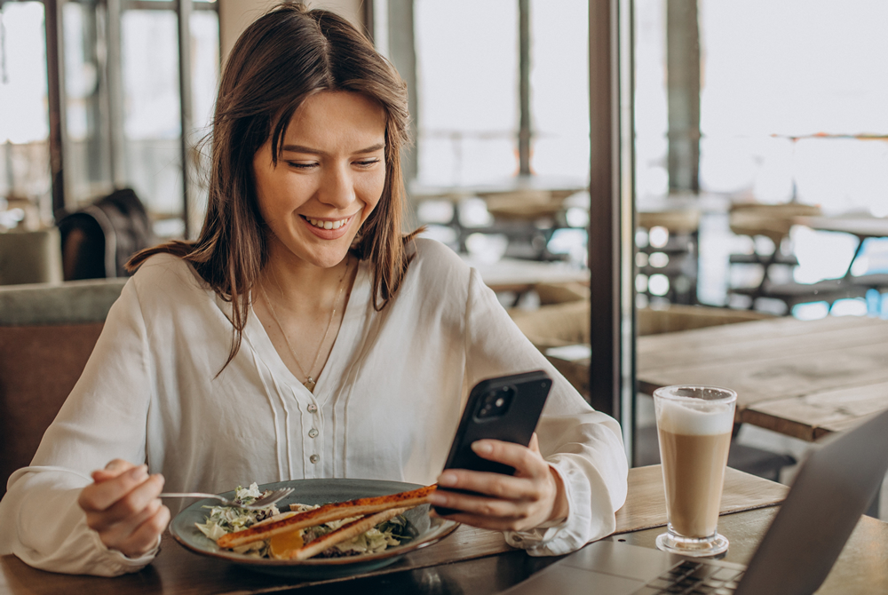 ¿Puede su jefe pedirle que atienda los teléfonos durante su hora de almuerzo?