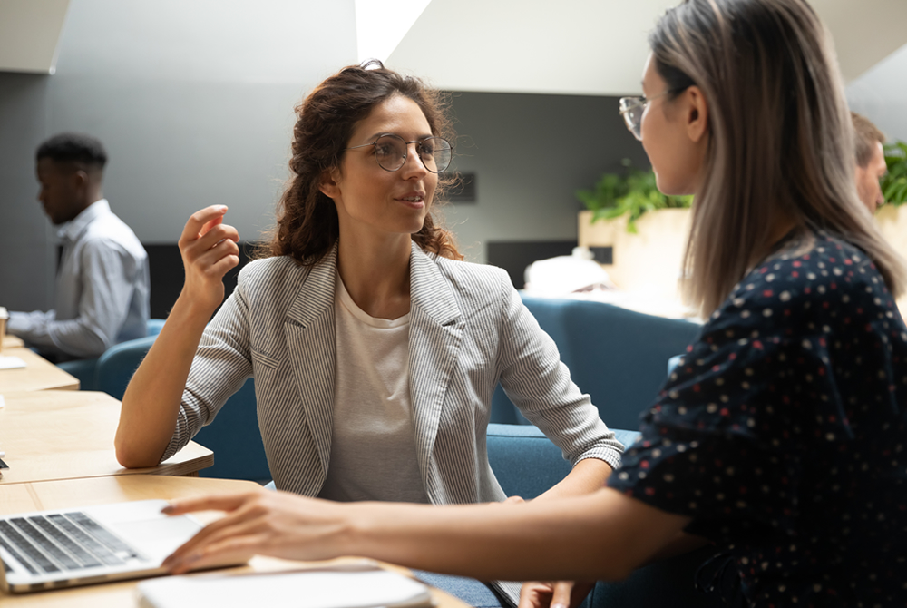 ¿Pueden los empleados hablar de su salario con otros empleados?