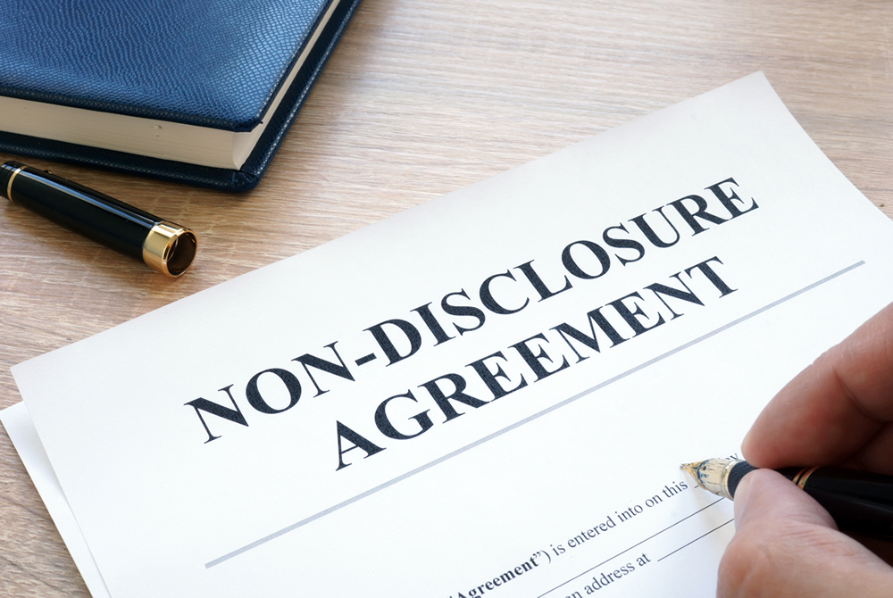 ¿Cómo limita California los acuerdos de confidencialidad en los contratos de trabajo?