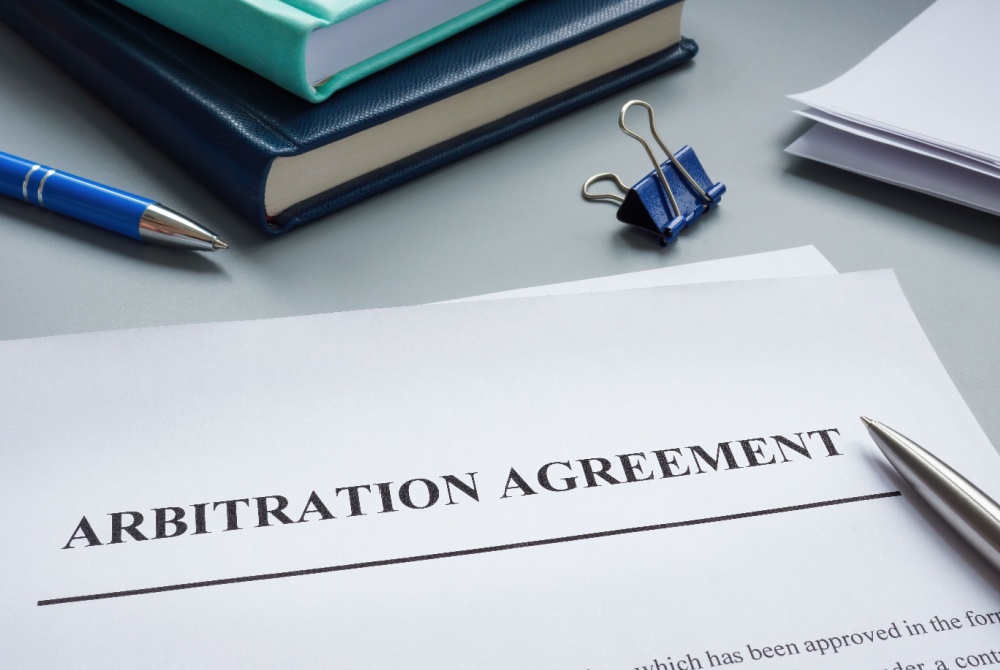 ¿Puede mi empleador en California obligarme a firmar un acuerdo de arbitraje?